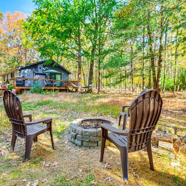 Peaceful Pocono Gem! Cabin 6 Mi to Dtwn Jim Thorpe, hotel v destinaci Jim Thorpe