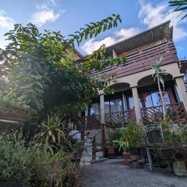 Le Zalifat, jardin tranquille - proche aéroport, hotel v destinaci Pamandzi