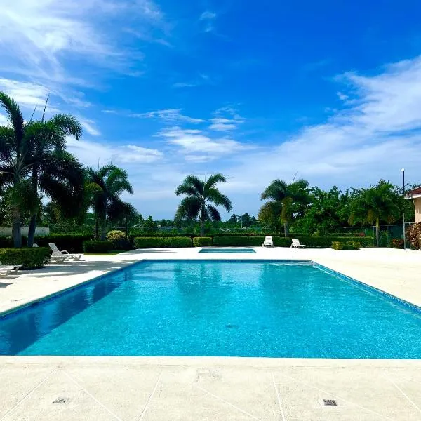 Dell's Exotic Haven, 2 bedrooms, 2 baths, pool, gym, hotell sihtkohas Mammee Bay