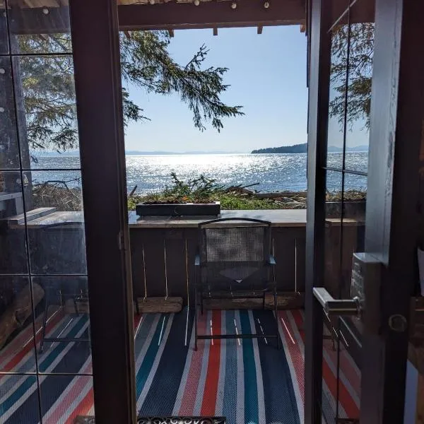 Cozy Beachfront Cabin at Woodside Farm, отель в городе Сук