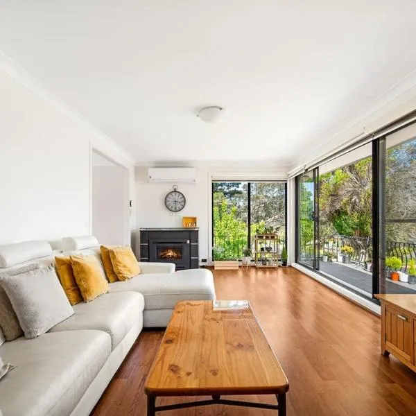 Spacious King Bed Three Bedroom Home 5 Minutes Walk To Three Sisters, hotel in Katoomba