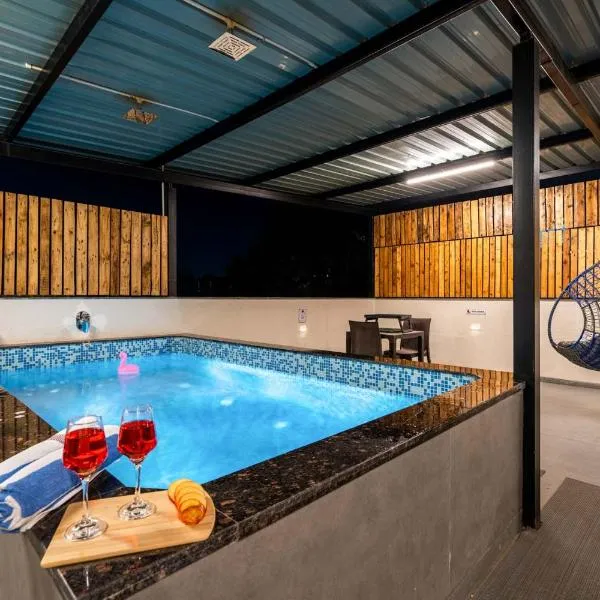 Serenity Skies Apartment with Pool by VEO - Part of StayVista, Hotel in Nashik