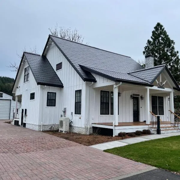 Fabulous Solar Powered Farmhouse, Hotel in Brownsville