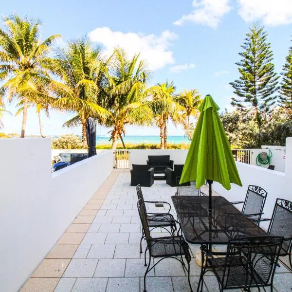 Castle Th16 Beachfront Townhouse with private patio, direct beach access, pool, tennis & free parking!, hotel in Miami Beach