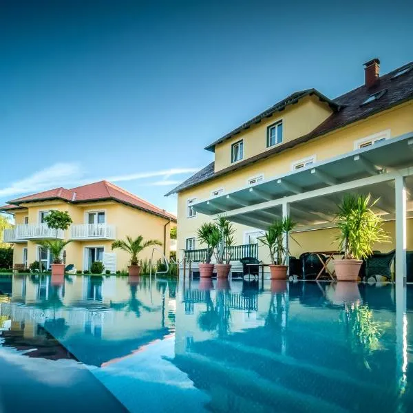 Dorf Hotel Grüner Baum، فندق في Maria Laach am Jauerling