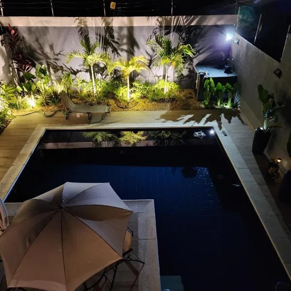 Suíte em casa familiar da Mirian com vista piscina, hotel a Niterói