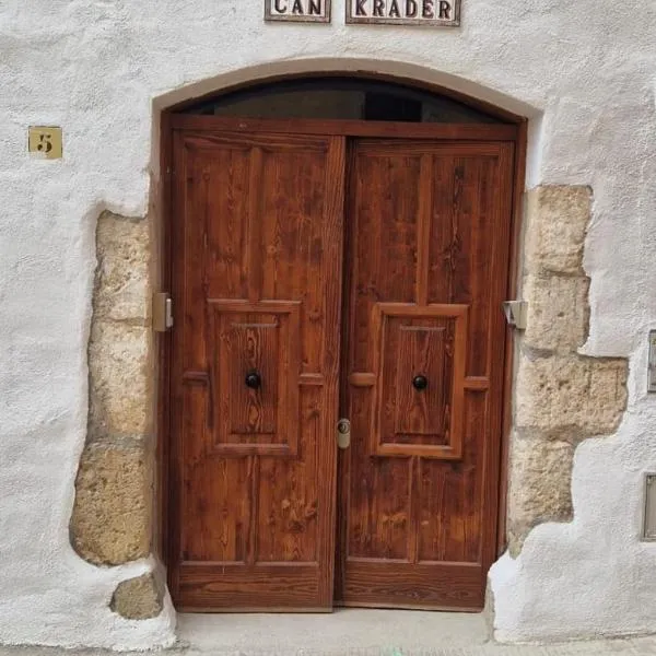 Rustic house with swimming pool, hotel v destinaci Las Pesas