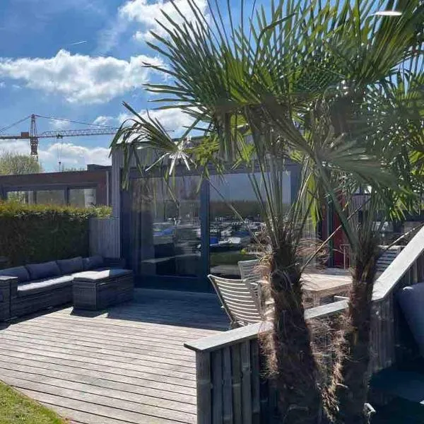 Luxury chalet in a quiet park by Lake Esmeer, hotel v destinaci Aalst