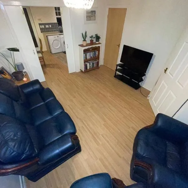 John Lennon Airport house, hotel in Liverpool