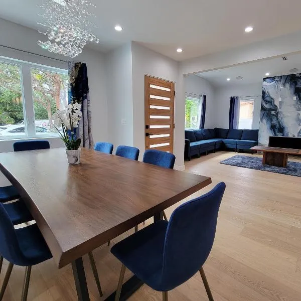 Modern luxury 3 bedroom home next to La Cienega Plaza with parking, WiFi, TV, BBQ 10 minutes to Rodeo Drive，位于洛杉矶的酒店