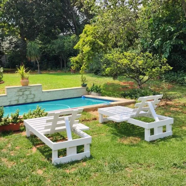 Leafy home in the heart of Linden with Pool, ξενοδοχείο στο Γιοχάνεσμπουργκ