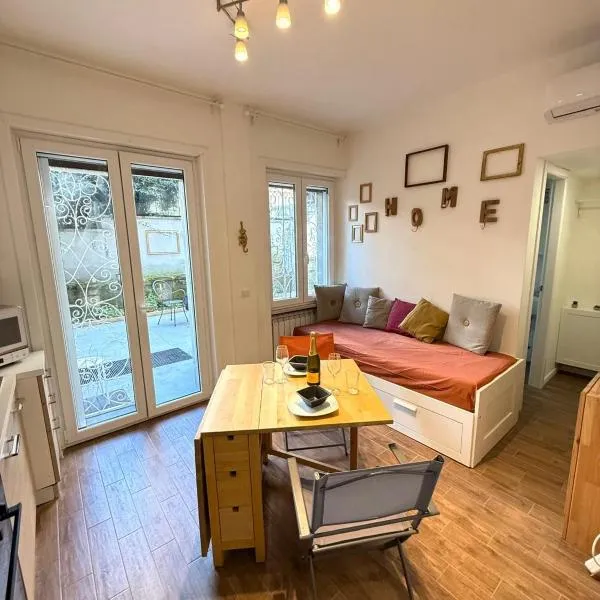 Happy House with private garden, hotel a Roma