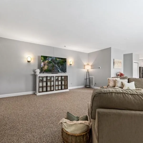 Penthouse Suite Right in the Heart of Downtown - Trackside, hotel in Blue Ridge