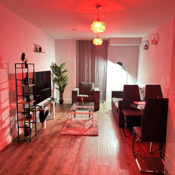 2 Bedroom Apartment with City View, Birmingham