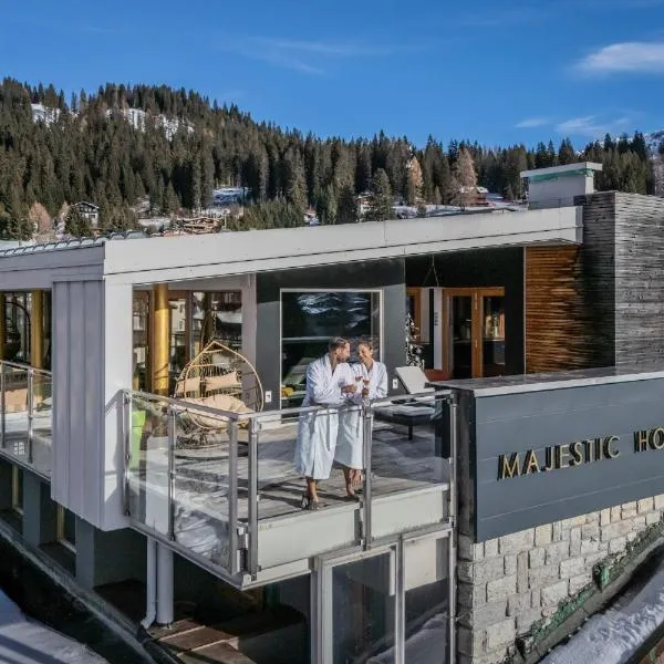 Majestic Hotel, hotel u gradu Madona di Kampiljo