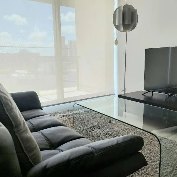 Modern 5-Guest Pool Retreat for Family & Business，位于布里斯班的酒店
