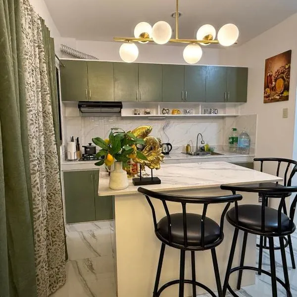 A Suburban Haven, top floor unit with Balcony- at Camarin Caloocan City!!, hotel v destinaci Camarin