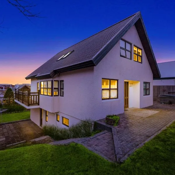 Inviting 2BR Haven in the Heart of the Suburbs, hotel en Reikiavik