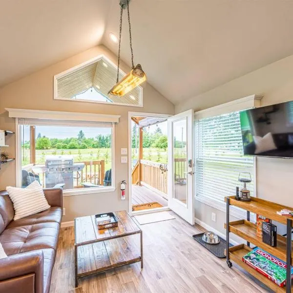 Rainforest Tiny Home Retreat Industrial 26, hotel in Forks