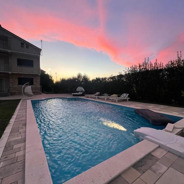 Villa Paradise, Sukth
