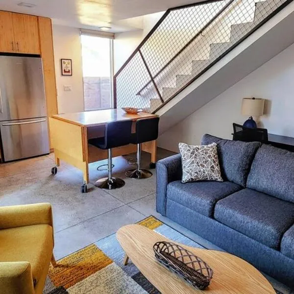 Chic Townhome Retreat nestled Downtown, hotel Albuquerque-ben