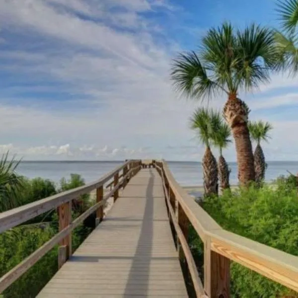 Brass Rail 319-Premier Condo on Tybee Island-Sleeps 10-2 Pools & Spa, hotel v destinaci Tybee Island
