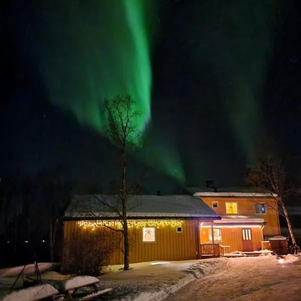 Comfortable apartment on a farm with parking, hotell Tromsøs