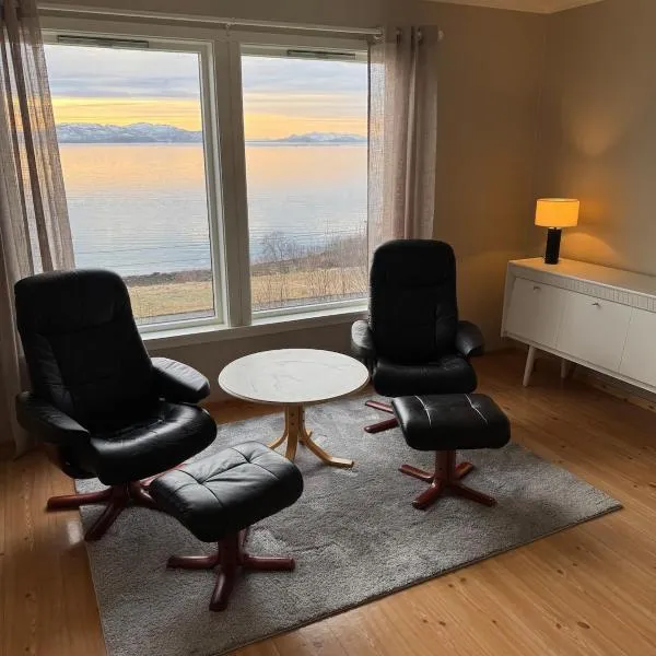 House in Vangsvik, hotel in Senja