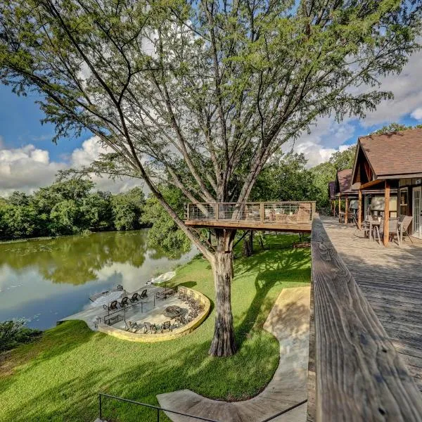 Treetop River Cabins on the Guadalupe River，位于Center Point的酒店