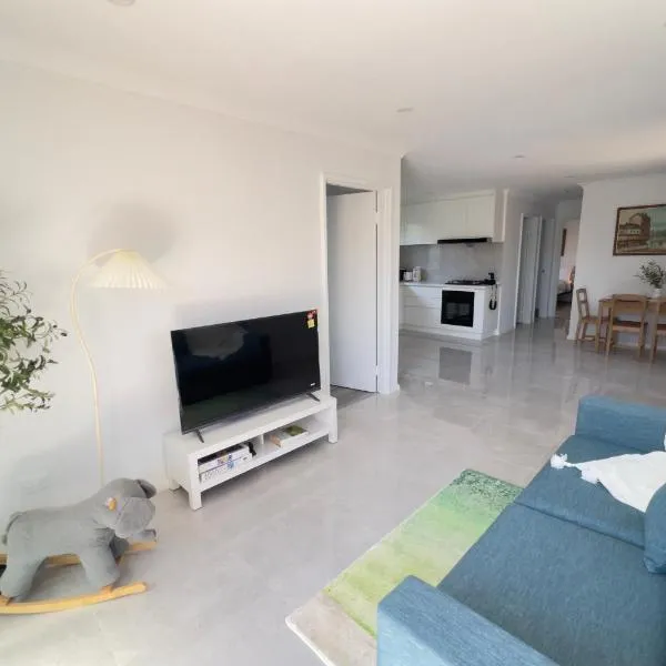 A2 Airport 2BR Haven - Garden & Parking, khách sạn ở Perth