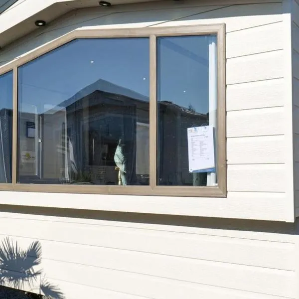 Camping Zavelbos Superior Chalet, hotel in Maaseik