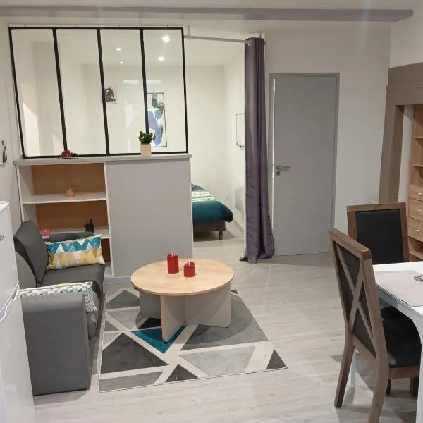 Grand Studio chambre séparée, hotel en Arpajon-sur-Cère