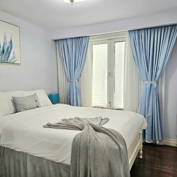 A Home Away-Deluxe Guest Room in Toronto, hotel in Toronto