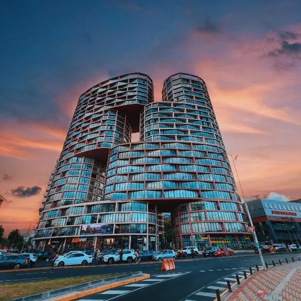 Hermoso Departamento con Piscina en Edificio EPIQ, hotel en Quito