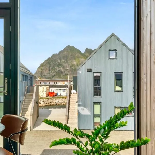 Modern with mountains and sea views in Henningsvær, hotel v destinaci Henningsvaer