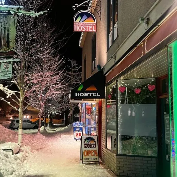 Mountain Shadow Hostel, Hotel in Rossland