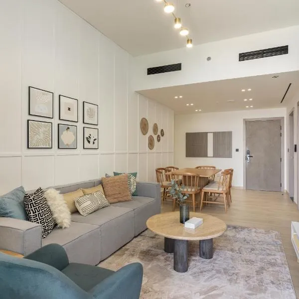 Stylish 3 Bedroom in JVC, hotel in Dubai