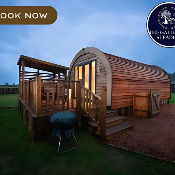 The Galloway Steading - The Herons Nest, secure garden and with Hot Tub and Fire Pit, hotel in Glenluce