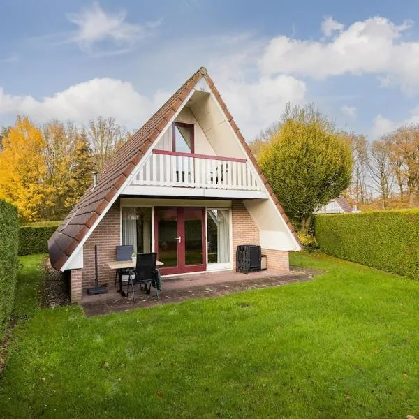 Gekraagde Roodstaart I Bungalow met Fijne Groene Tuin、Zwiggelteのホテル