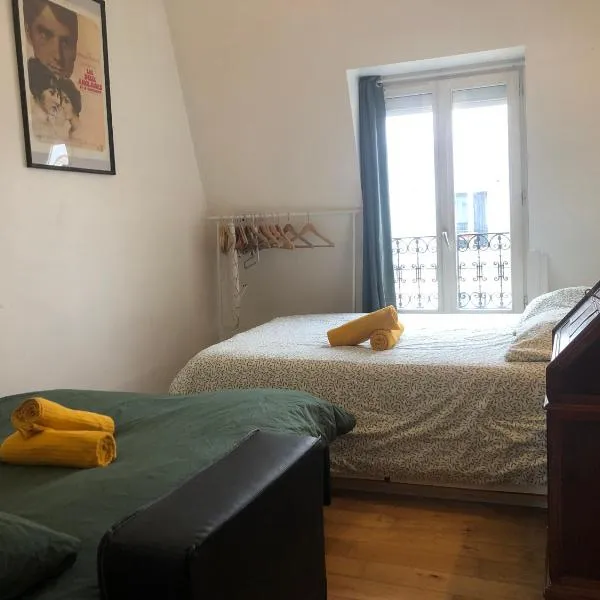 2 pièces sous les toits 6 personnes calme lumineux équipé, hotel in Paris