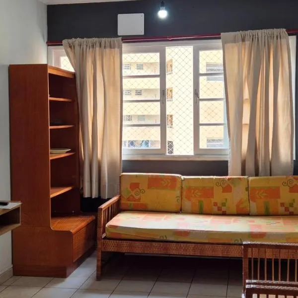 ESD01- Ar Condicionado 5min a pé da Praia da Enseada, Apartamento, hotel no Guarujá