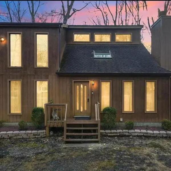 Cozy Cabin at Poconos With Hot Tub and Fire Pit, מלון באיסט סטרדסברג