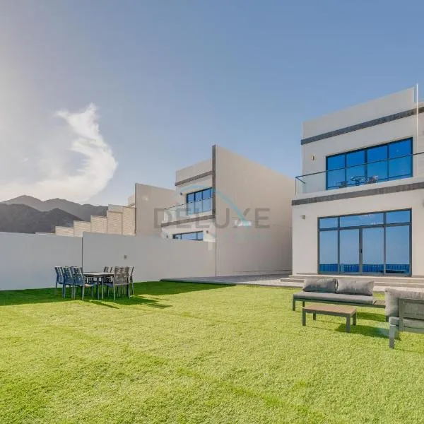 Gulf and Mountain Views 4BR Villa with Assistant Room on Al Dana Island Fujairah by Deluxe Holiday Homes, hotel v destinaci Fudžajra