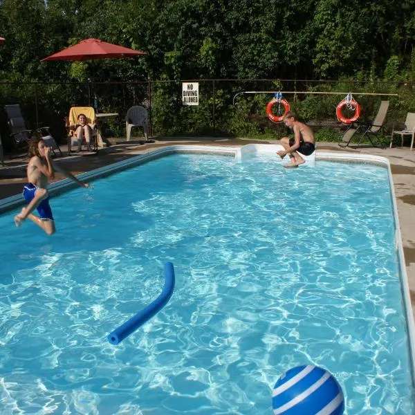 Sandy Shore Cottages Luxury Resort on Rice Lake, hotel v destinaci Harwood