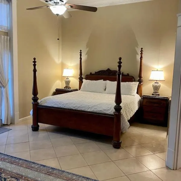 The Justin Room at The Eastland Historic Hotel, hotel din Eastland