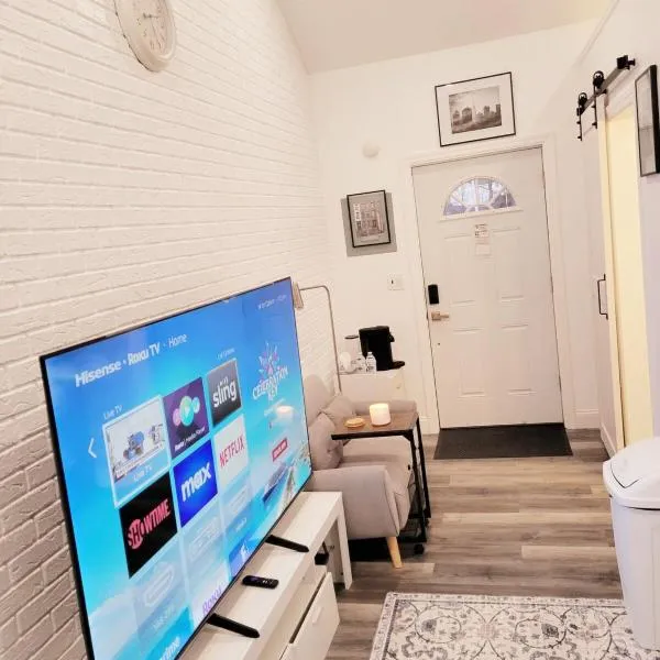 Private studio guesthouse in Watertown CT, hotel a Watertown