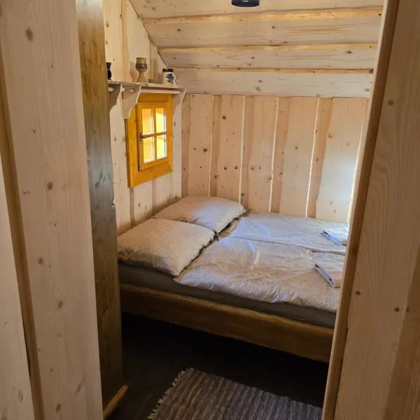 Minikemp na Palčovce - minipokoje a spaní v obytných autech, hotel in Huty