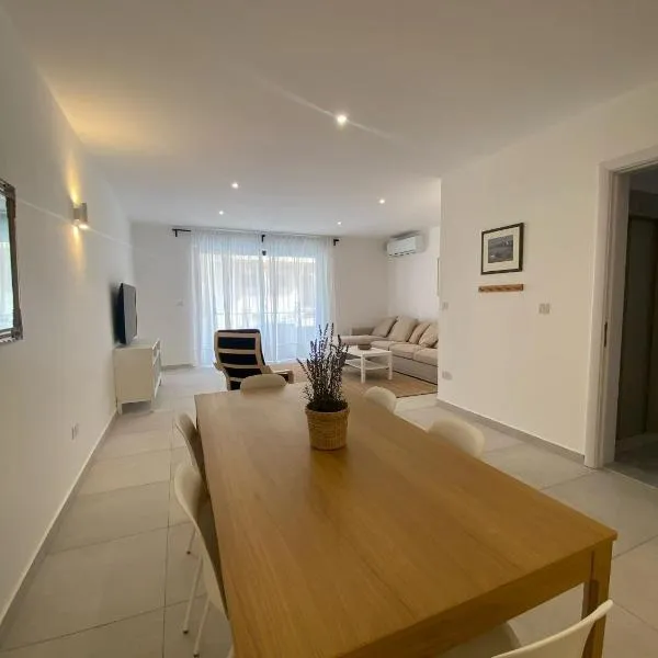 Swieqi Malaika New Apt 2 with COURTYARD, hotel in Is-Swieqi