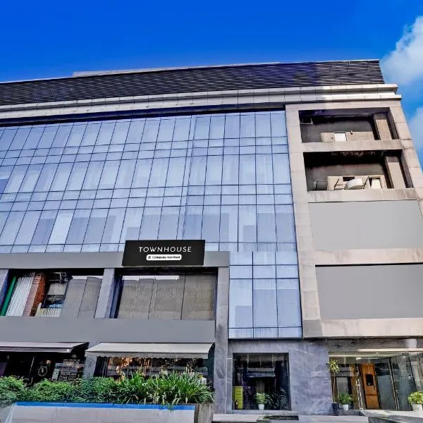 Super Townhouse PBG Mall Vashi, Hotel in Turambhe
