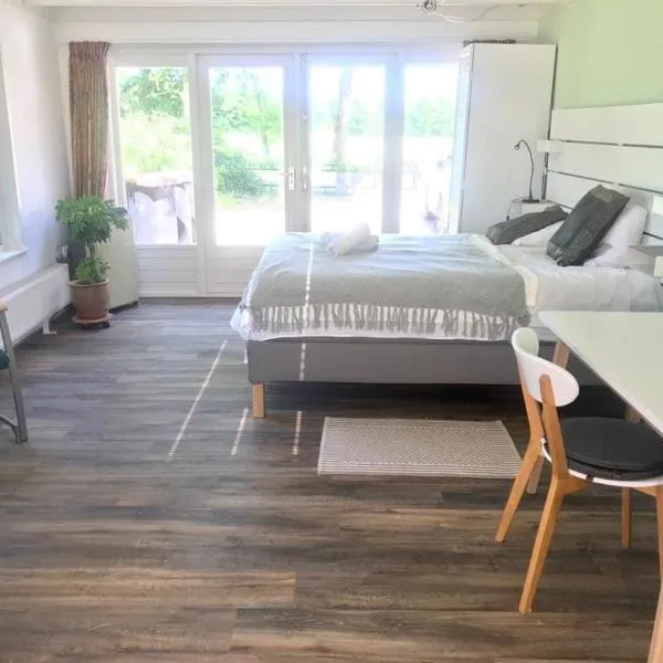 Light tiny house in green area with sauna option, hôtel à Stoutenburg